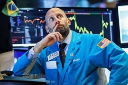 Chứng khoán Mỹ và châu Âu bị bán tháo, Dow Jones sụt 500 điểm