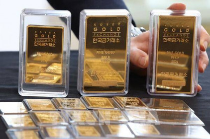 Giá vàng thế giới giảm 2% trong tháng Sáu