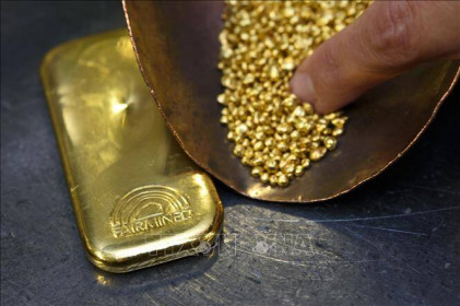 Giá vàng thế giới giảm 2% trong tháng 6