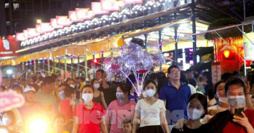 Phố đêm Cao Thắng (TP Vinh) náo nhiệt sau hơn 1 năm tạm dừng vì dịch bệnh