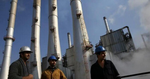 Cạnh tranh với Nga, Iran hạ giá dầu để thu hút Trung Quốc