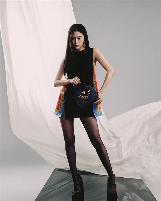 Váy Versace 2.000 USD cháu gái gia tộc Samsung mặc 'cháy hàng'