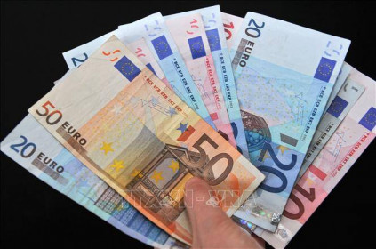 Đồng euro gần ngang giá với đồng USD trong phiên 8/7