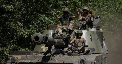 Nga bắn "mưa" hỏa lực vào Donetsk, dồn quân tăng cường sát Ukraine