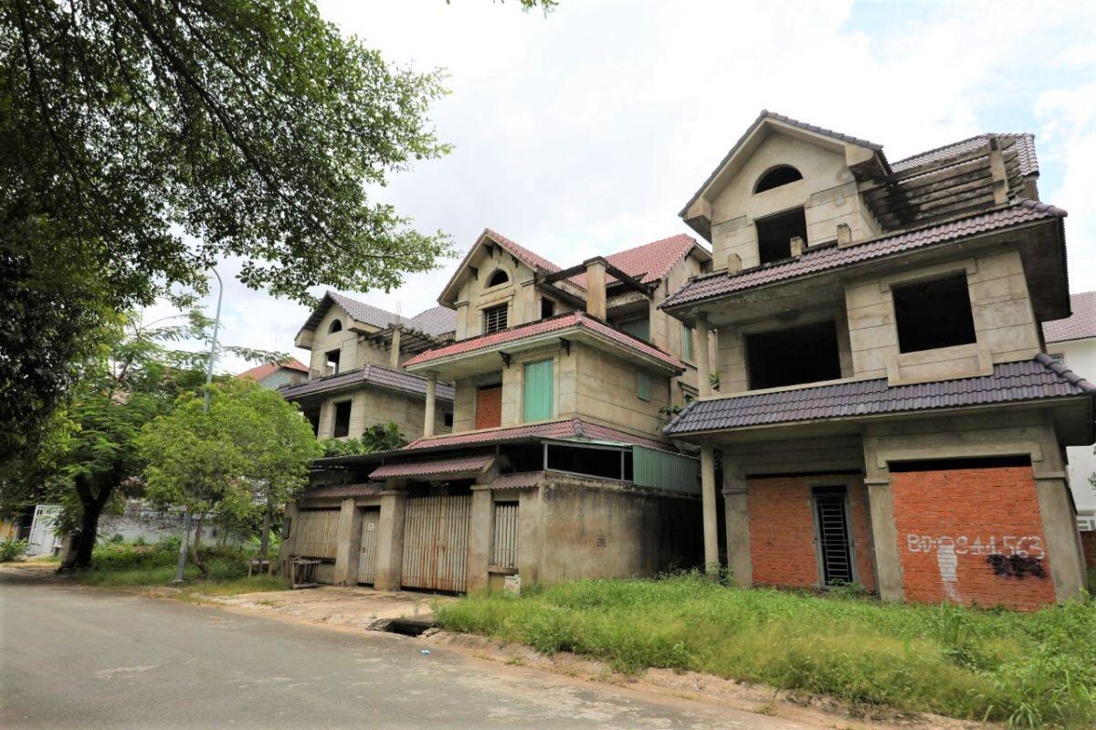 Cận cảnh 2 khu biệt thự tiền tỷ bỏ hoang tại TP HCM