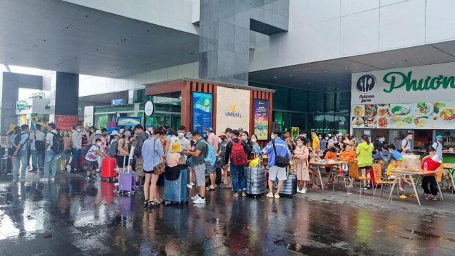 Phú Quốc: Nhiều dịch vụ tạm dừng, giá hành lá 250.000 đồng/kg