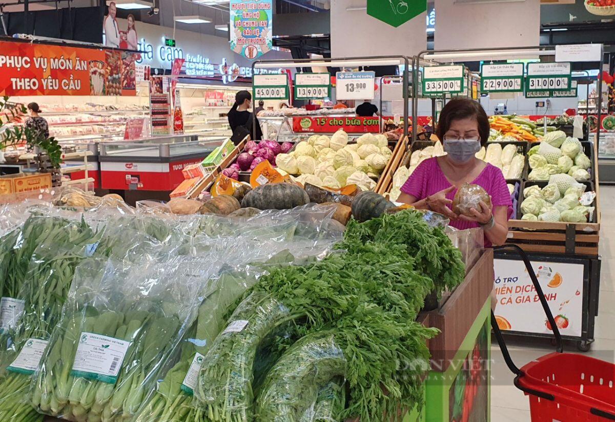Giá rau xanh tại TP.HCM tăng vọt vì mưa bão