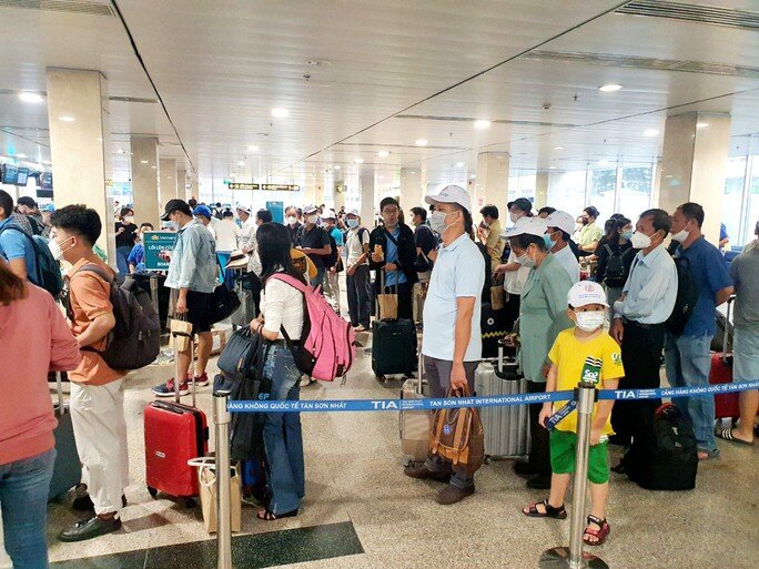 Giá vé máy bay tăng cao, sân bay Tân Sơn Nhất vẫn đón lượng khách kỷ lục