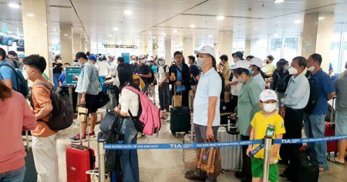 Giá vé máy bay tăng cao, sân bay Tân Sơn Nhất vẫn đón lượng khách kỷ lục