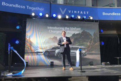 Nỗ lực thâm nhập vào thị trường Mỹ, VinFast của tỷ phú Phạm Nhật Vượng mở showroom ngay cạnh Tesla của Elon Musk