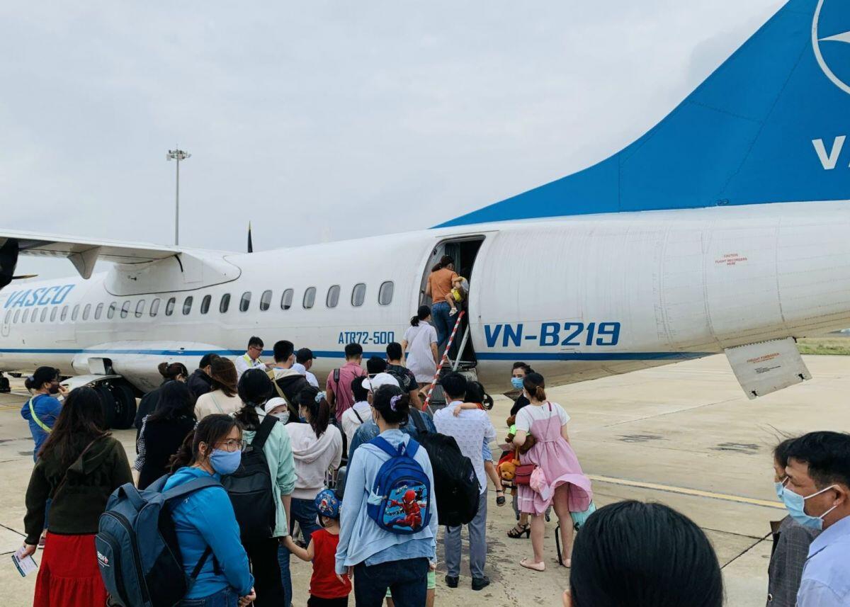 Giá vé máy bay tăng cao, sân bay quá tải tại TP Hồ Chí Minh