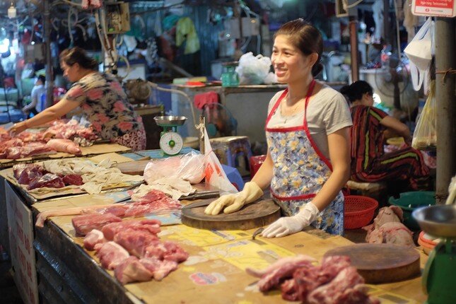 Giá thịt lợn tăng sốc, tiểu thương ế hàng vì sức mua yếu