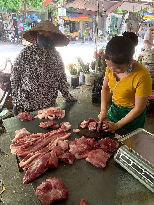 Giá thịt lợn tăng sốc, tiểu thương ế hàng vì sức mua yếu