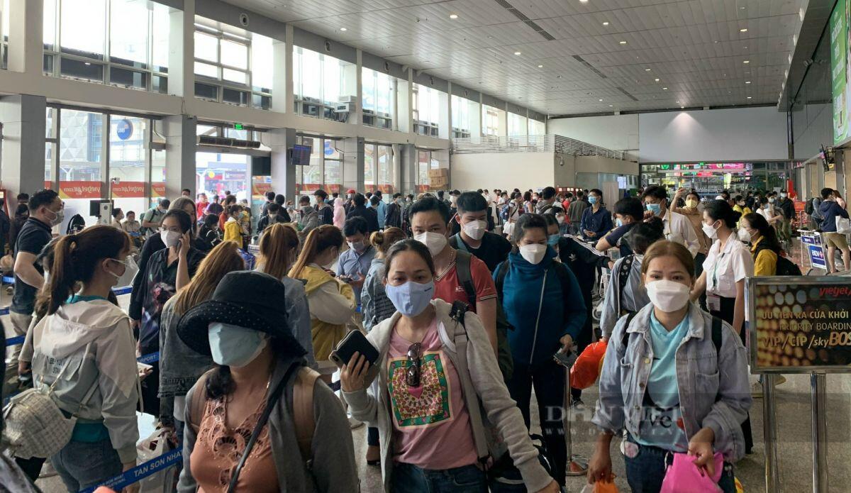 Tranh cãi việc hãng hàng không thu phí làm thủ tục nhanh ở Tân Sơn Nhất