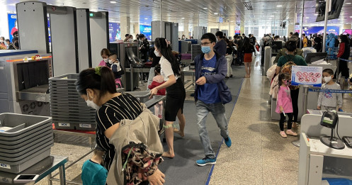 Từ vụ cô gái nhảy múa ở sân bay đến mang dao lên máy bay: Cục Hàng không Việt Nam ra chỉ thị "nóng"