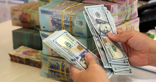 Tỷ giá USD/VND tăng vọt lên 24.700 đồng/USD: Nhiều người sẽ đổ xô "găm giữ" USD?