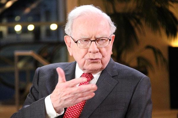 Warren Buffett làm gì khi thị trường giảm mạnh?