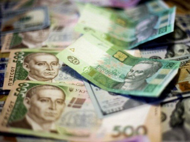 Ukraine giảm 25% tỷ giá đồng nội tệ so với đồng USD