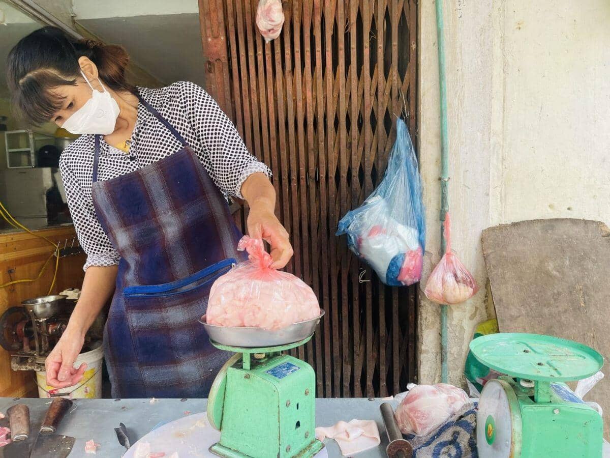 Thịt lợn đắt đỏ, hàng bán chậm vì sức mua yếu
