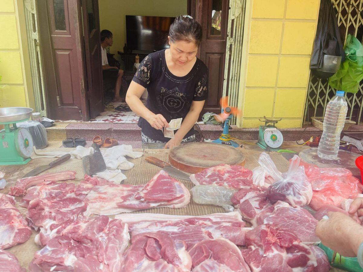 Thịt lợn đắt đỏ, hàng bán chậm vì sức mua yếu