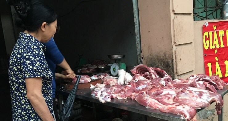 Giá xăng giảm, giá cả hàng hóa vẫn diễn biến lạ