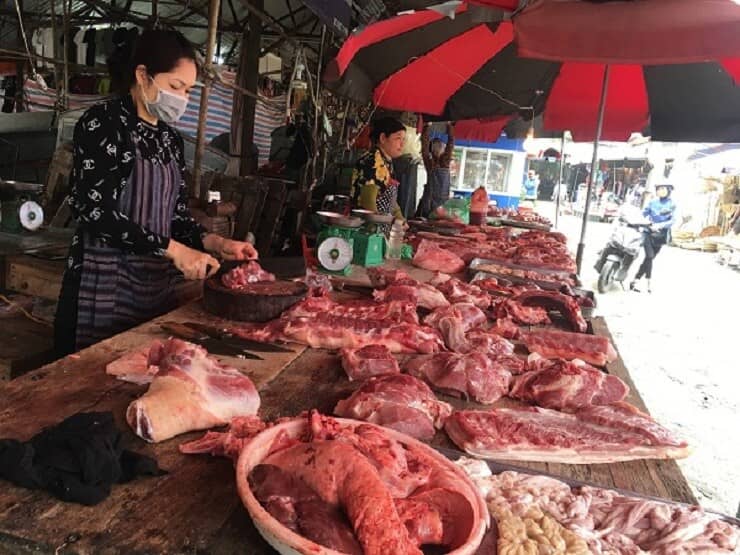 Giá xăng giảm, giá cả hàng hóa vẫn diễn biến lạ