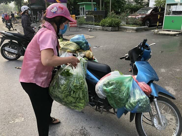Giá xăng giảm, giá cả hàng hóa vẫn diễn biến lạ