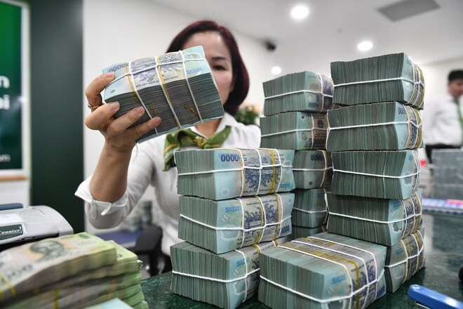Choáng với số tiền mỗi ngày người dân mang đi gửi tiết kiệm ngân hàng
