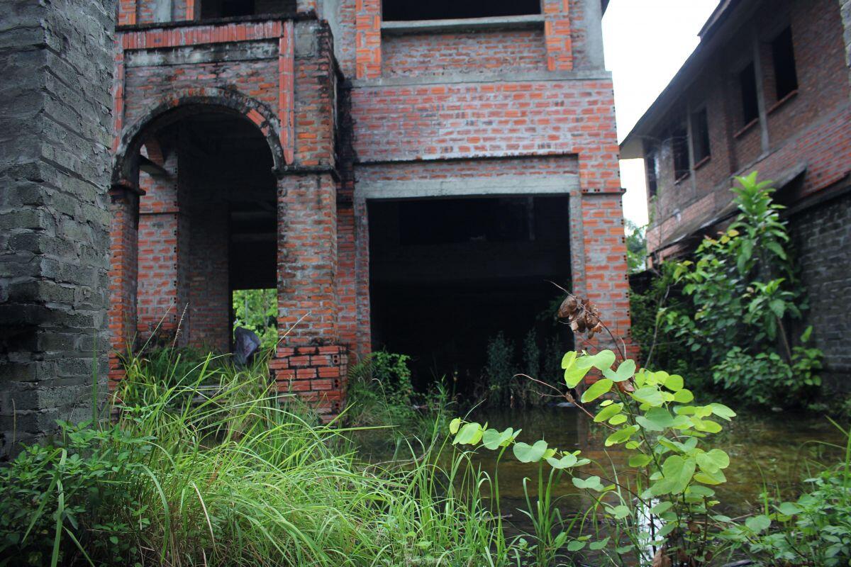 Cảnh nhếch nhác, hoang tàn ở những khu biệt thự 'triệu đô' phía Tây Hà Nội