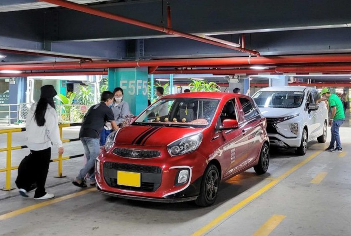 Nhà xe Tân Sơn Nhất ngưng cho taxi công nghệ đón khách trên lầu