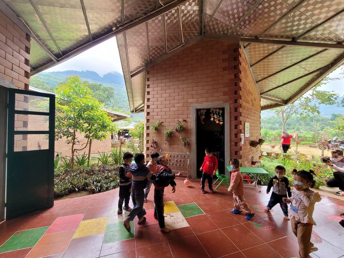 Ngôi trường ở Sơn La như bông hoa giữa núi đồi, được xây từ đá cuội người dân nhặt bên suối