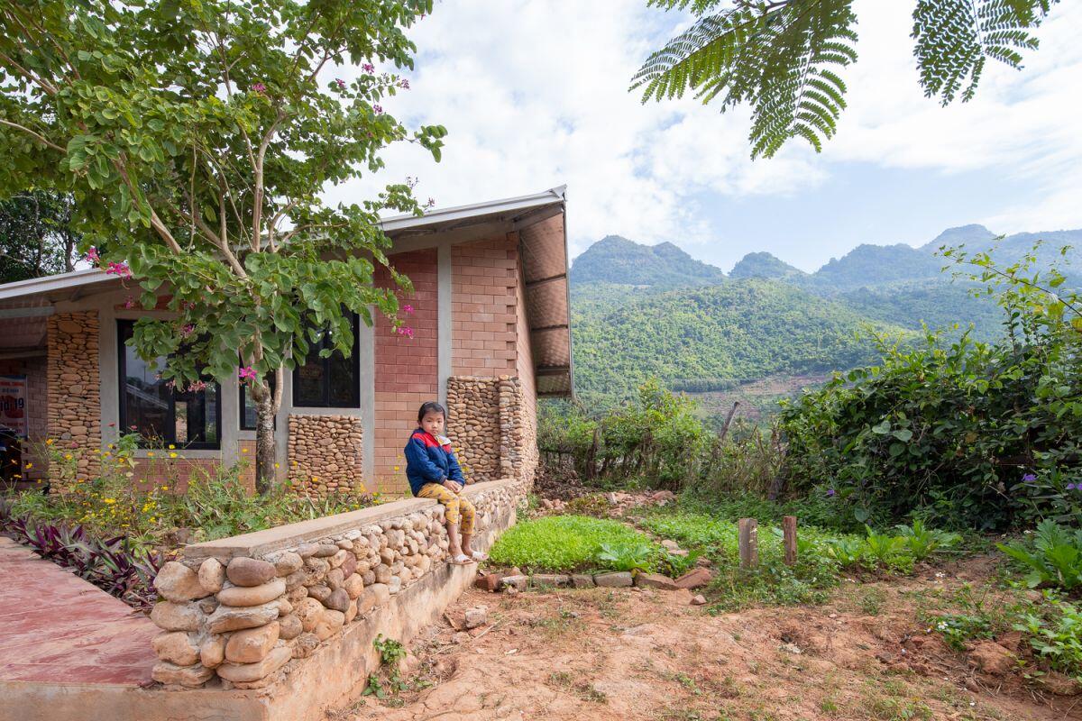 Ngôi trường ở Sơn La như bông hoa giữa núi đồi, được xây từ đá cuội người dân nhặt bên suối