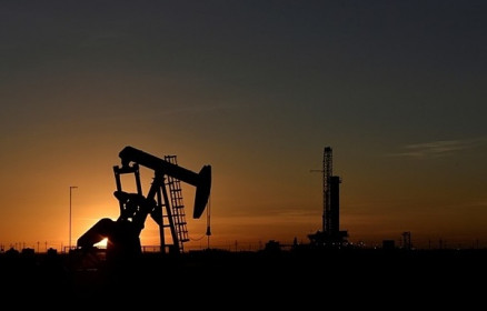 OPEC+ khó tăng sản lượng, giá dầu đi lên
