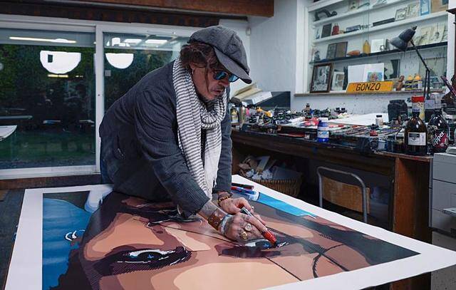 Johnny Depp bán tranh tự vẽ, thu về 5 triệu USD chỉ trong vài giờ
