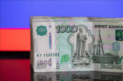 Đồng ruble của Nga tiếp tục giảm giá