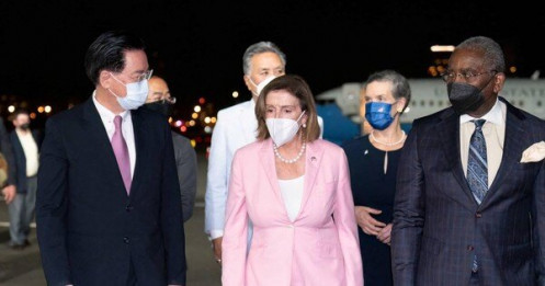 Ẩn ý bộ đồ màu hồng của bà Pelosi ở Đài Loan (Trung Quốc)