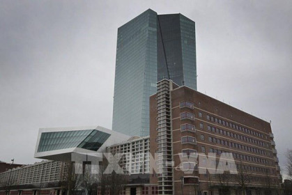 ECB bơm hàng tỷ euro vào các thị trường nợ yếu hơn của châu Âu