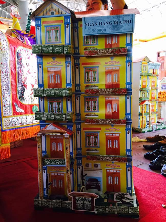 ­"Vung tay” chi cả triệu đồng sắm "đồ hiệu” cho người âm dịp rằm tháng 7