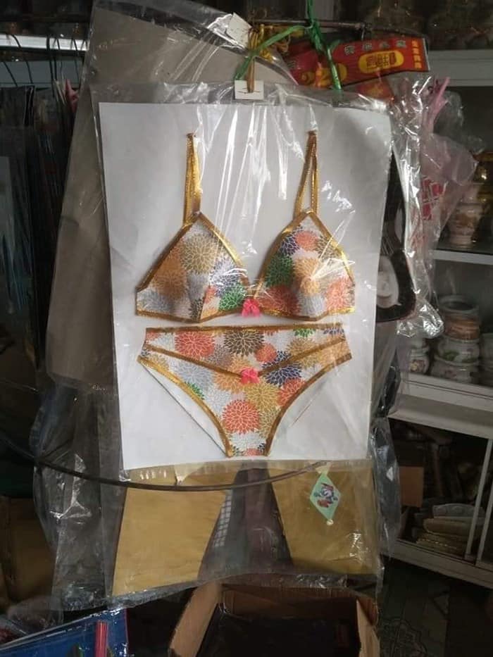 ­"Vung tay” chi cả triệu đồng sắm "đồ hiệu” cho người âm dịp rằm tháng 7