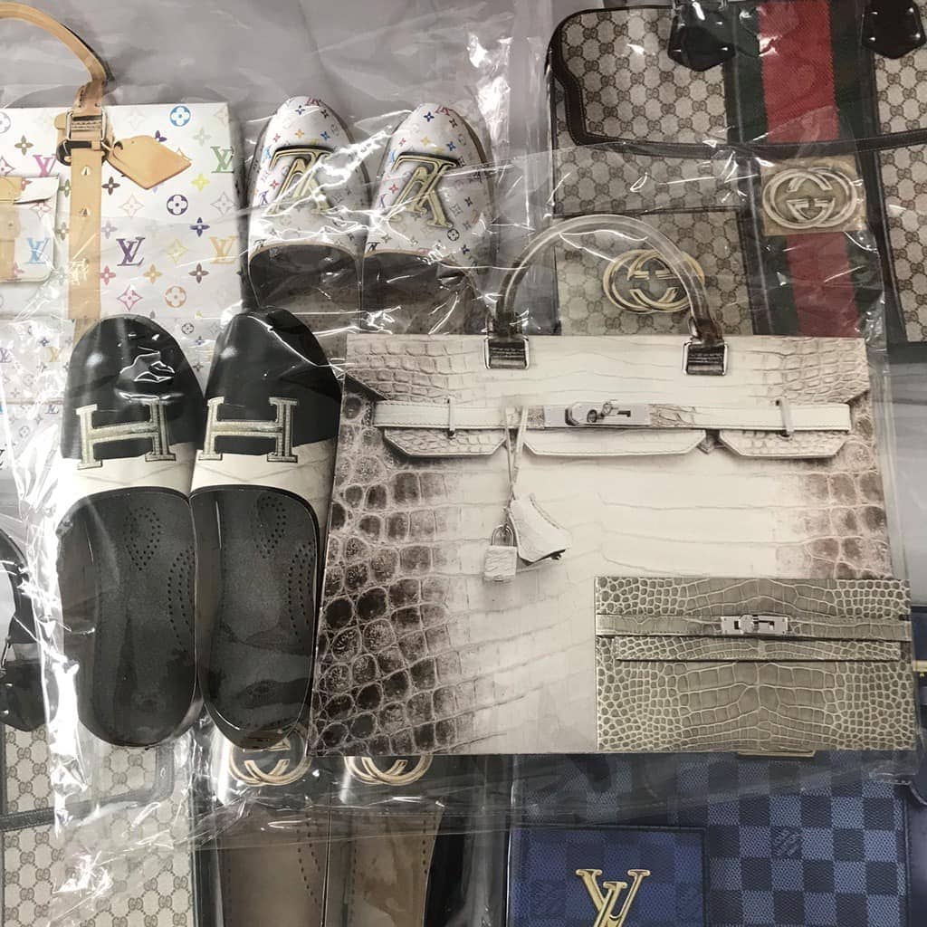 ­"Vung tay” chi cả triệu đồng sắm "đồ hiệu” cho người âm dịp rằm tháng 7