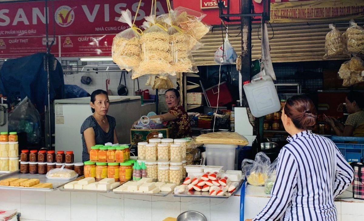 TP Hồ Chí Minh: Hoa tươi, trái cây tăng giá trong ngày Rằm tháng 7