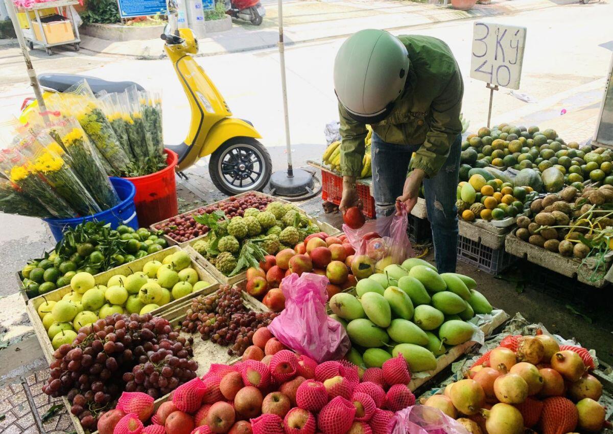 TP Hồ Chí Minh: Hoa tươi, trái cây tăng giá trong ngày Rằm tháng 7