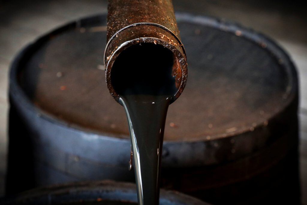 Giá xăng dầu hôm nay 15/8: Đồng loạt lao dốc phiên đầu tuần