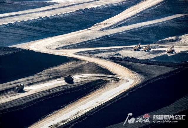Tuyến đường sắt giúp vận chuyển than từ mỏ lớn nhất thế giới ở Trung Quốc