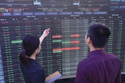 Hàng loạt nhóm ngành cổ phiếu hồi phục, VN-Index tăng điểm trở lại