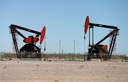 Giá dầu tăng nhẹ nhưng giảm trong cả tuần