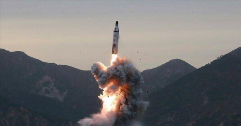 Tình báo Mỹ nói Nga sắp mua tên lửa, đạn pháo của Triều Tiên