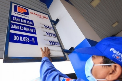 Bộ Công Thương lý giải việc giá dầu nội địa lần đầu cao hơn giá xăng