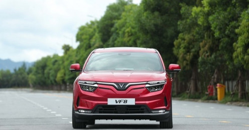 Chủ xe ôtô điện VF 8 đầu tiên “sửng sốt” trước tốc độ sản xuất của VinFast