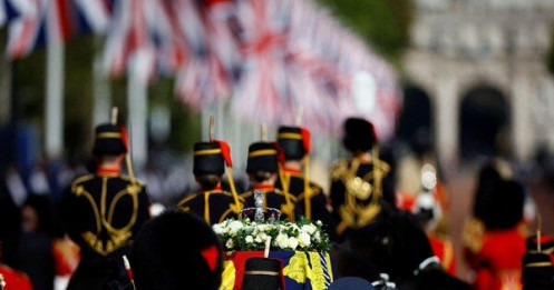 Linh cữu Nữ hoàng Elizabeth rời Cung điện Buckingham, được rước qua trung tâm London